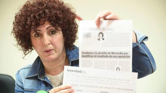 La alcaldesa de Moratalla muestra dos publicaciones de 'La Verdad' sobre su condena. 