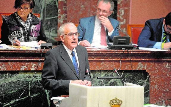 Martínez Baños interviene en el pleno de la Asamblea que aprobó la ley ahora recurrida.