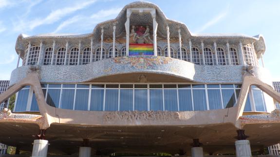 La fachada de la Asamblea Regional luce la bandera arco iris.