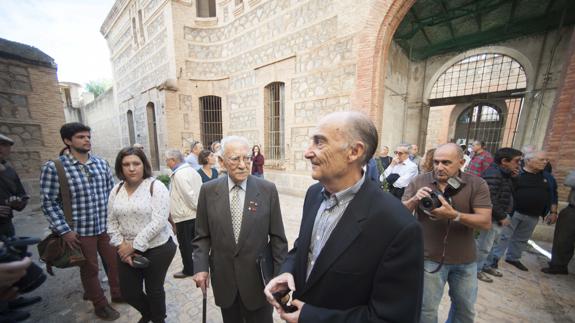 Visita de antiguos presos políticos a la Cárcel Vieja en 2016. 