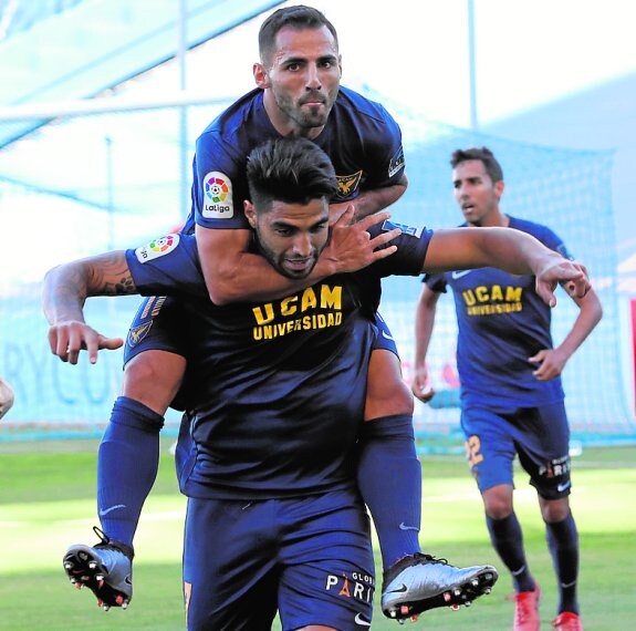 Nono celebra con Jona uno de sus goles al Huesca. 
