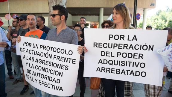 Concentración frente a la Delegación del Gobierno este martes. 