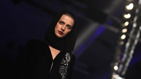 Una propuesta de Zoe Eckett en la Semana de la Moda Árabe