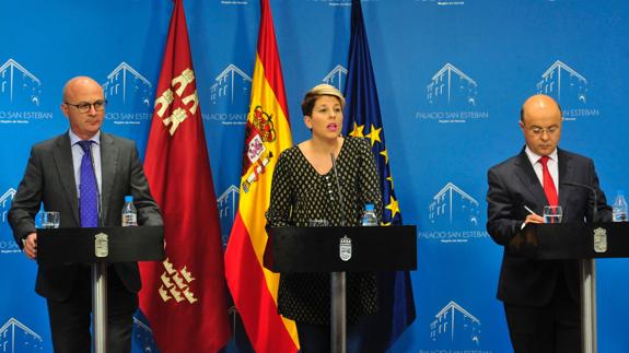 Juan Hernández, Noelia Arroyo y Andrés Carrillo tras el Consejo de Gobierno.