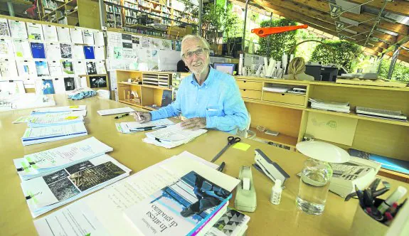 El arquitecto Renzo Piano, rodeado de papeles de trabajo y planos, en las oficinas de su estudio ubicado en su Génova natal.