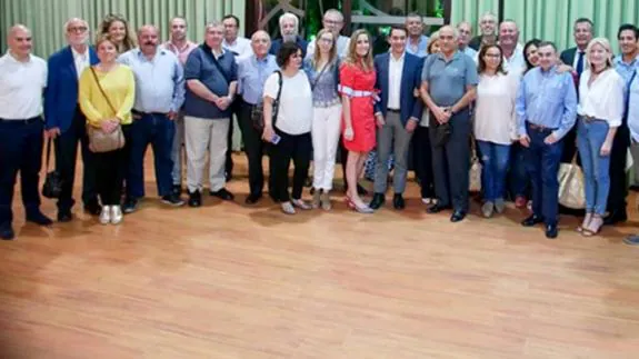 Foto de familia tras la reunión presidida por Garre para acordar la creación de la plataforma,