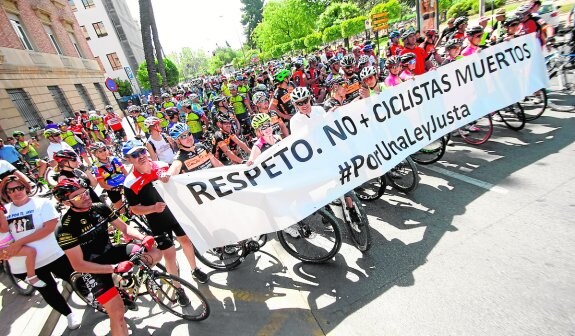 La concentración de ciclistas en la avenida Teniente Flomesta de Murcia.