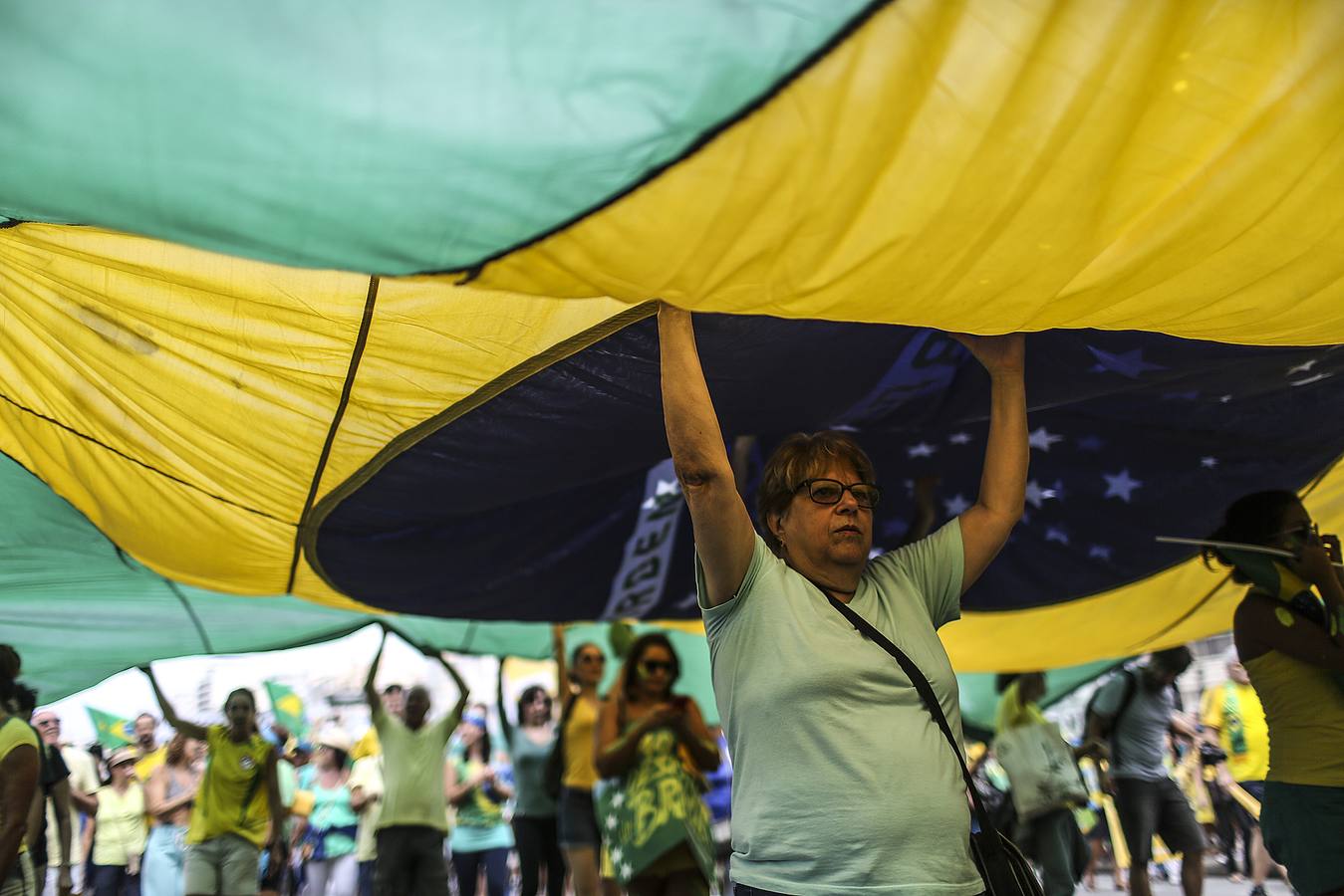 Miles de brasileños se manifiestan contra Rousseff