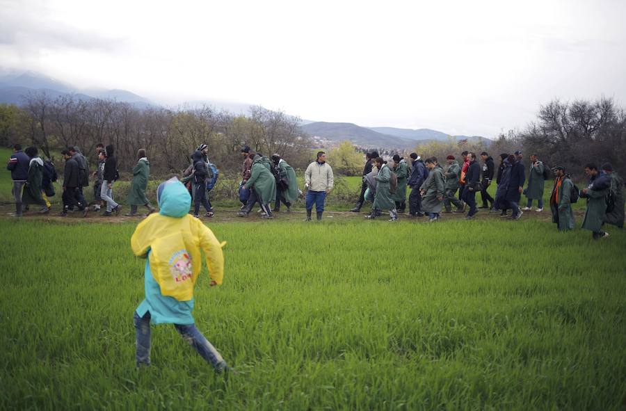 Un millar refugiados logra cruzar de Grecia a Macedonia