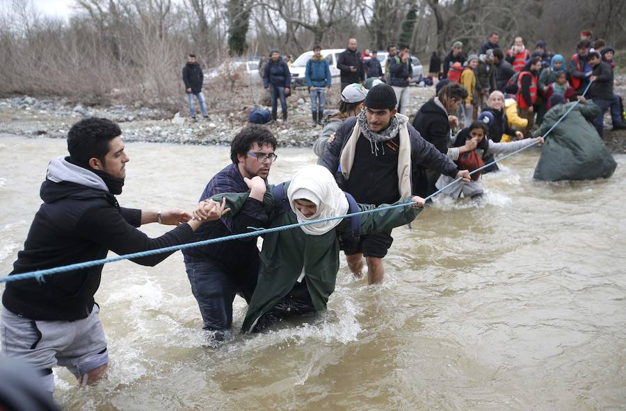 Un millar refugiados logra cruzar de Grecia a Macedonia