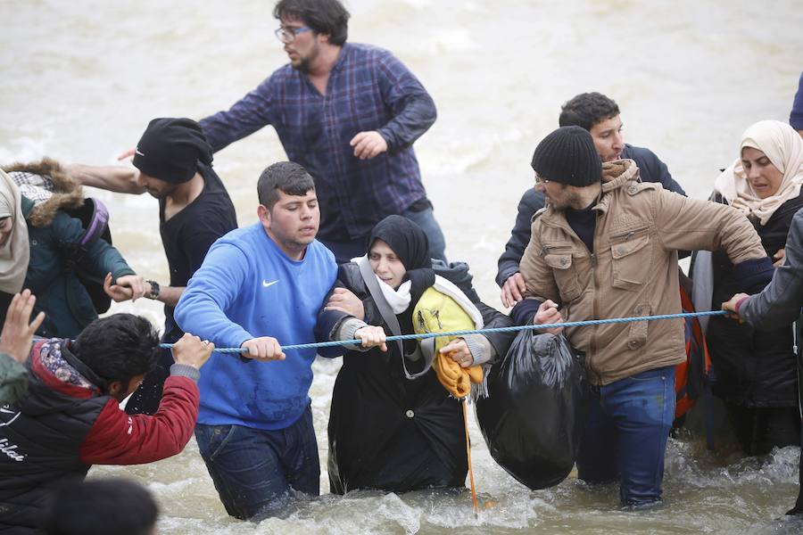 Un millar refugiados logra cruzar de Grecia a Macedonia