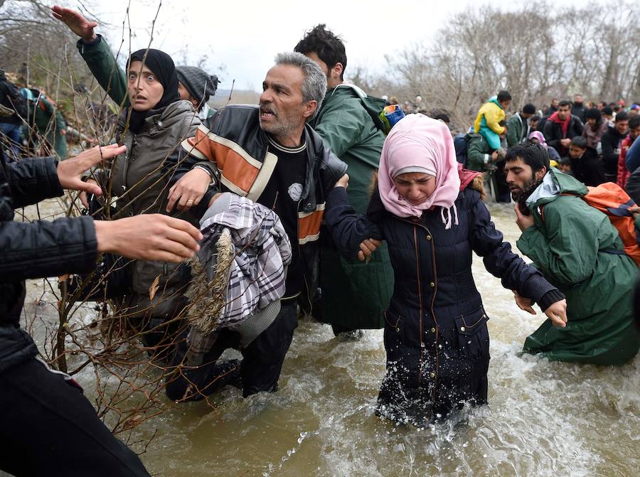 Un millar refugiados logra cruzar de Grecia a Macedonia