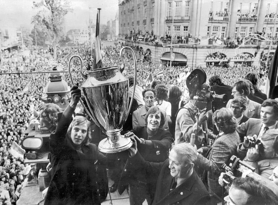 Johan Cruyff celebra la copa obtenida con el Ajax de Ámsterdam después de haber vencido al Inter de Milan, en 1972.