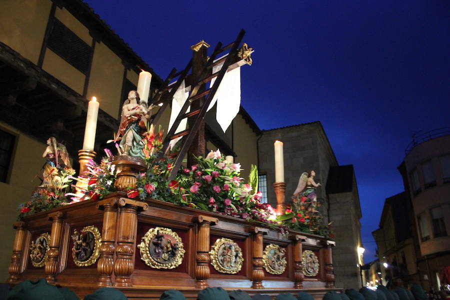 Procesión María al pie de la cruz