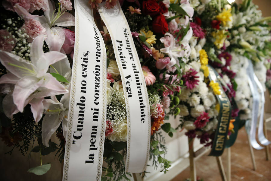 Detalle de algunas de las coronas de flores depositadas en la capilla ardiente del cantante.