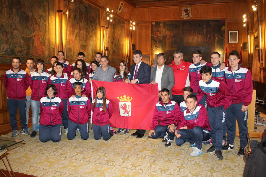 La Diputación recibe a la selección de Lucha Leonesa