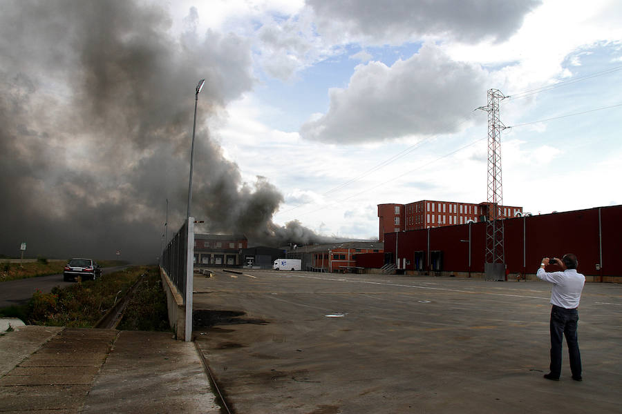 Aparatoso incendio en Embutidos Rodríguez