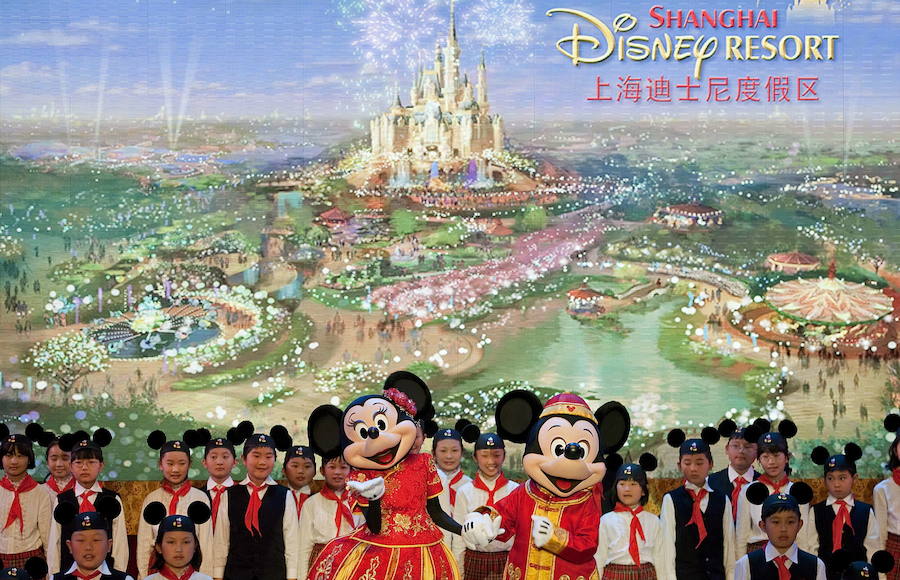 Minnie y Mickey junto a un grupo de niños en la actuación de apertura del nuevo Disneyland en Shanghái.