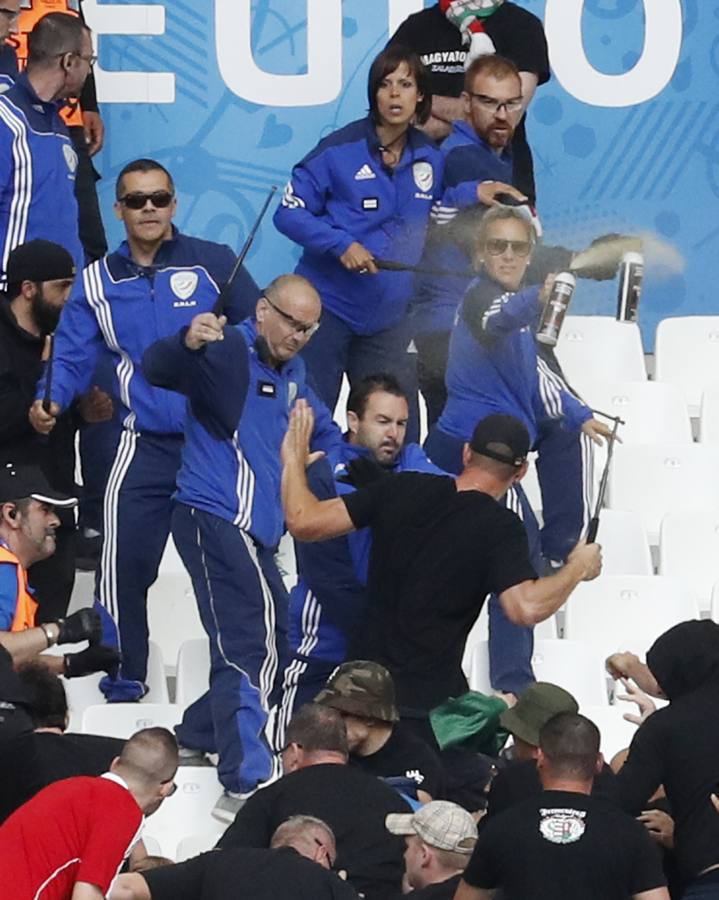 Enfrentamientos en el Vélodrome de Marsella antes del Islandia-Hungría