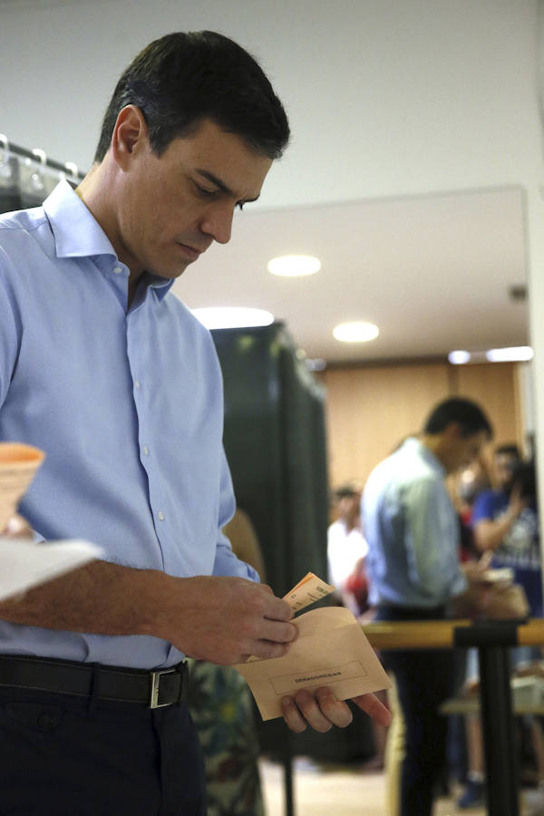 Pedro Sánchez vota en el centro cultural Volturno del municipio madrileño de Pozuelo de Alarcón.