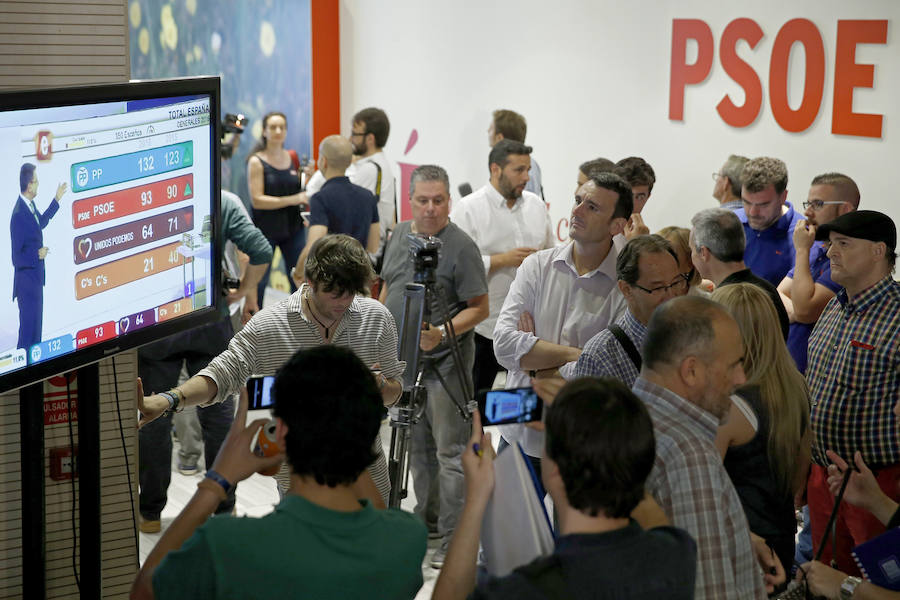 Ambiente en la sede del PSOE, tras el cierre de los colegios electorales..