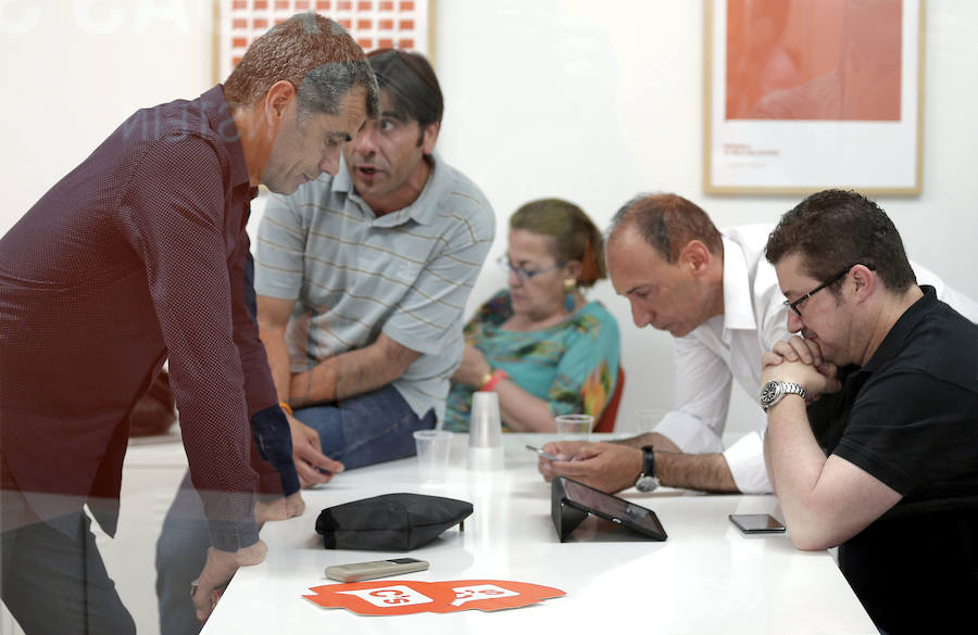 El número uno al Congreso de Ciudadanos por Valencia, Toni Cantó, junto a varios miembros de su partido,  tras el cierre de los colegios electorales.