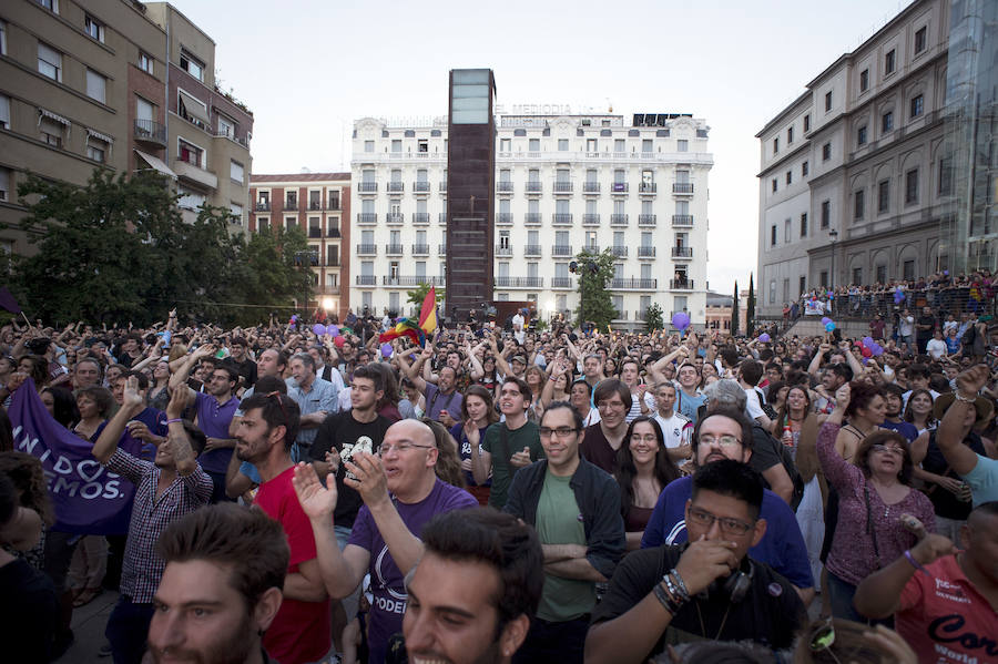 Seguidores de Unidos Podemos, esperan los resultados de las elecciones generales en la plaza del museo Reina Sofia.