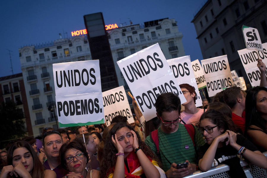 Simpatizantes de Unidos Podemos tras conocer los primeros resultados de las elecciones generales.