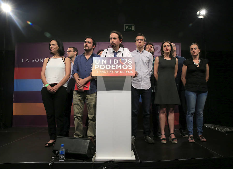 El líder de Unidos Podemos Pablo Iglesias (c), acompañado por Alberto Garzón (2i), Íñigo Errejón (3d), Carolina Bescansa (i) e Irene Montero.