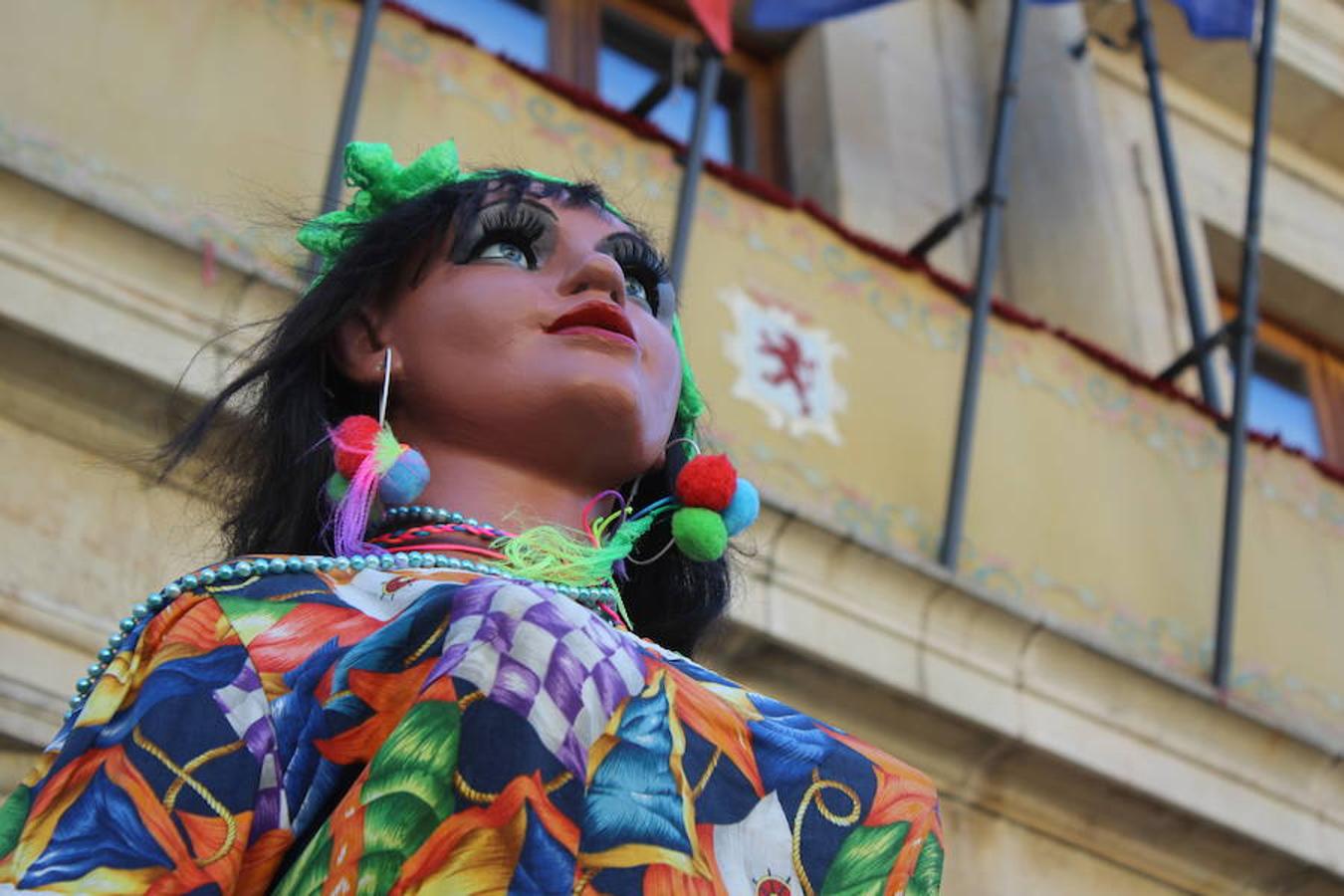 Gigantes, cabezudos y León