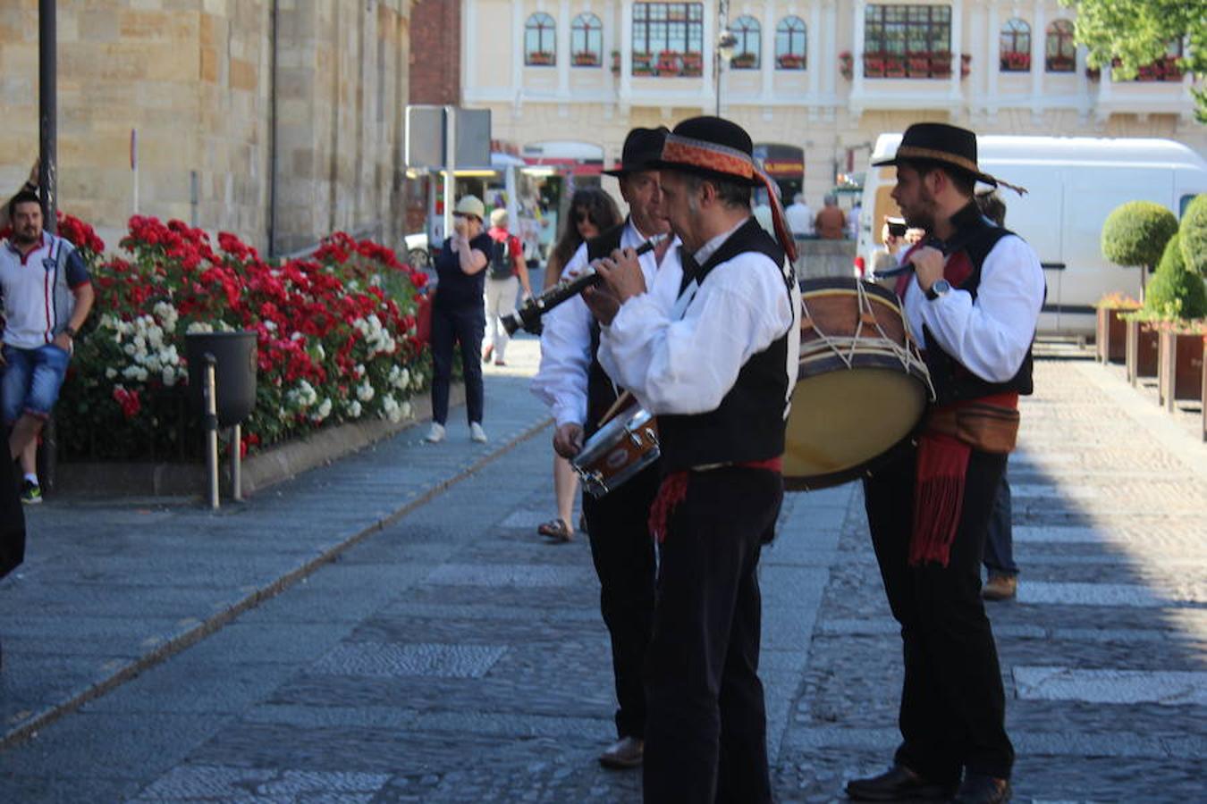 Gigantes, cabezudos y León
