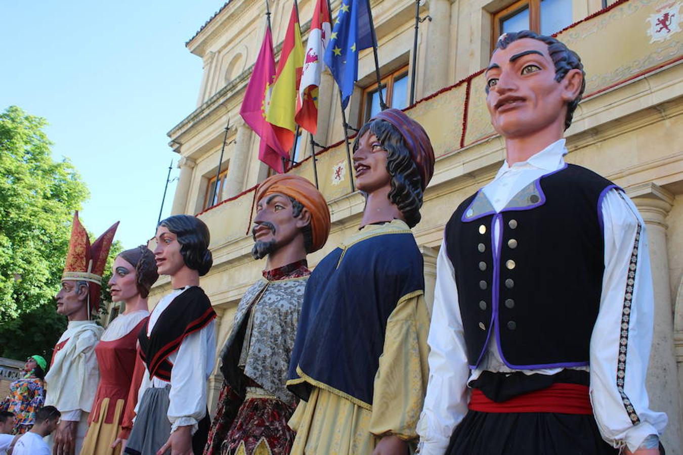 Gigantes, cabezudos y León