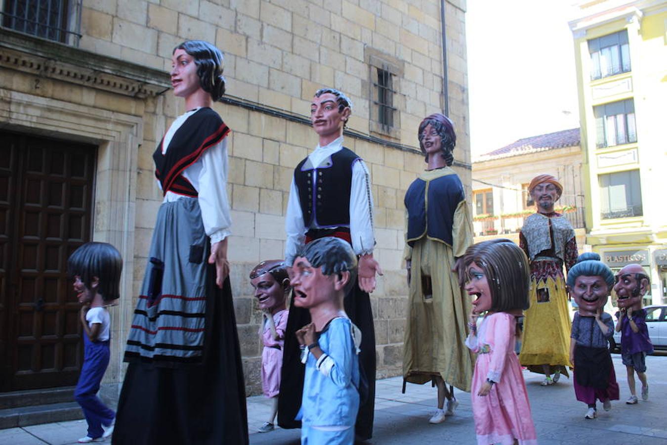 Gigantes, cabezudos y León