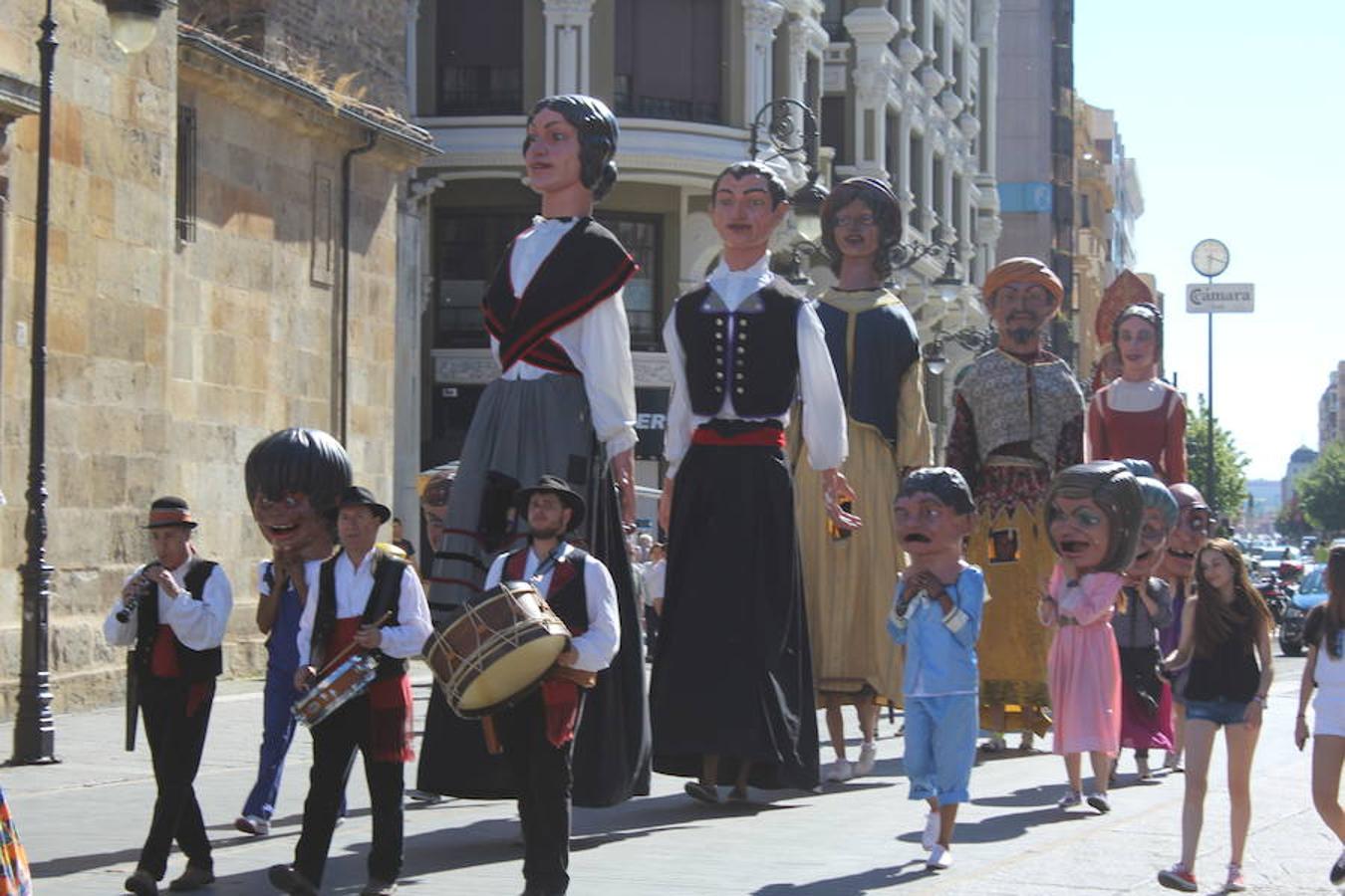 Gigantes, cabezudos y León