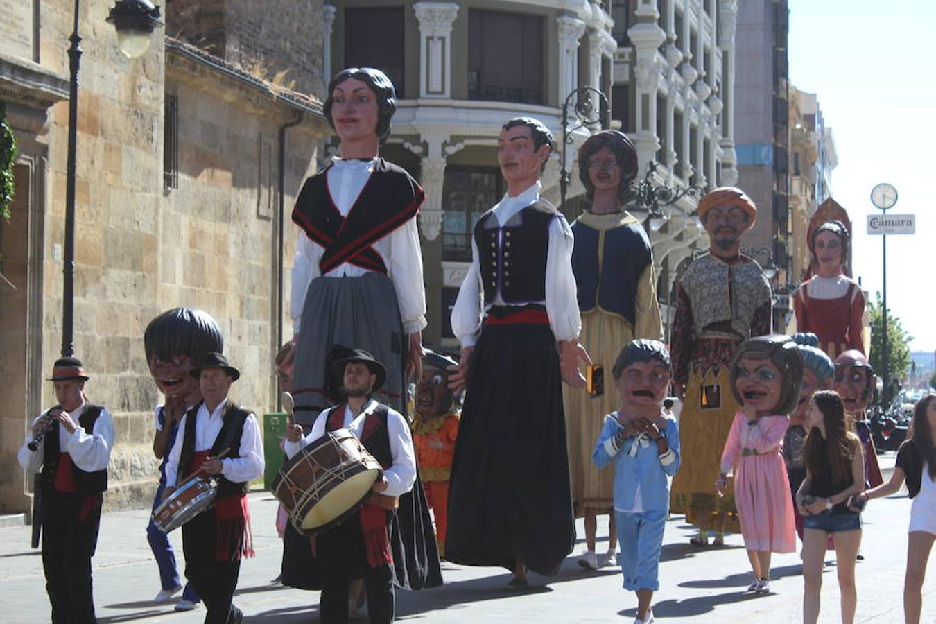 Gigantes, cabezudos y León