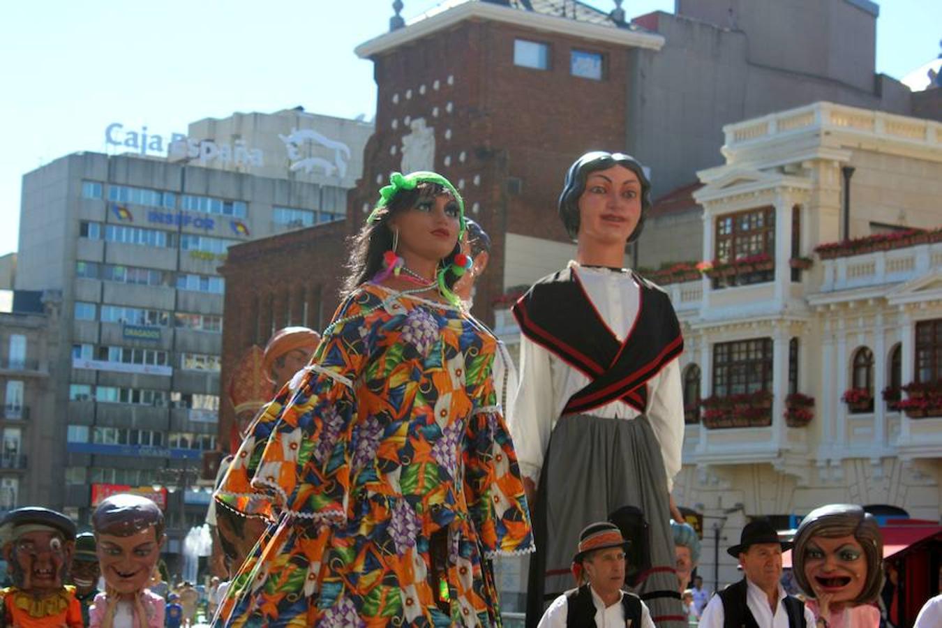 Gigantes, cabezudos y León