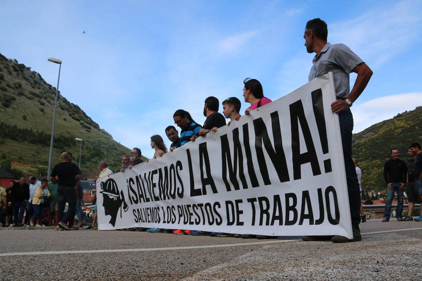 Ciñera sale a la carretera en defensa de la minería