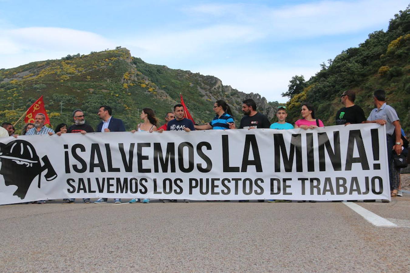 Ciñera sale a la carretera en defensa de la minería