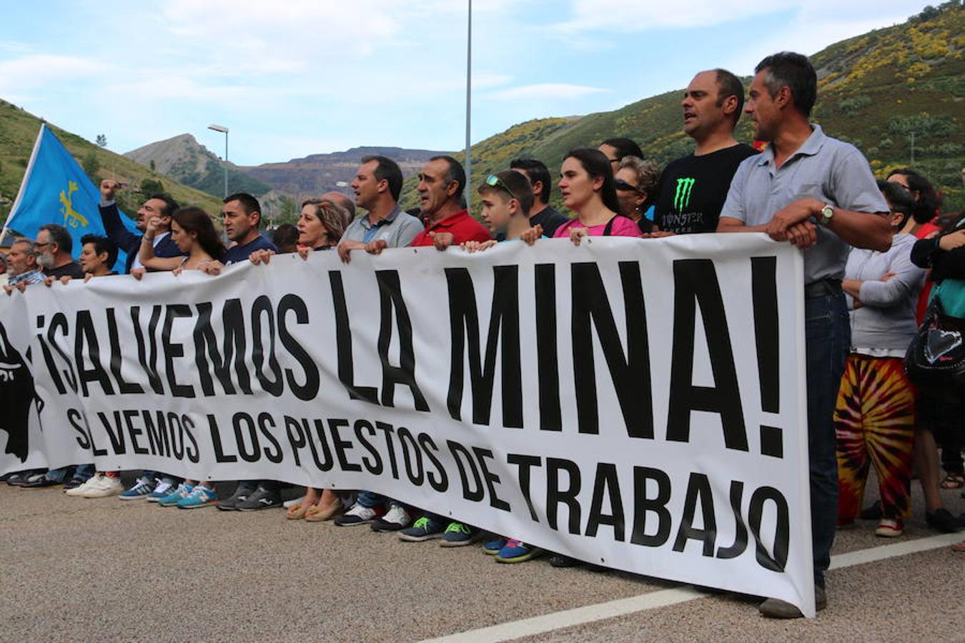 Ciñera sale a la carretera en defensa de la minería