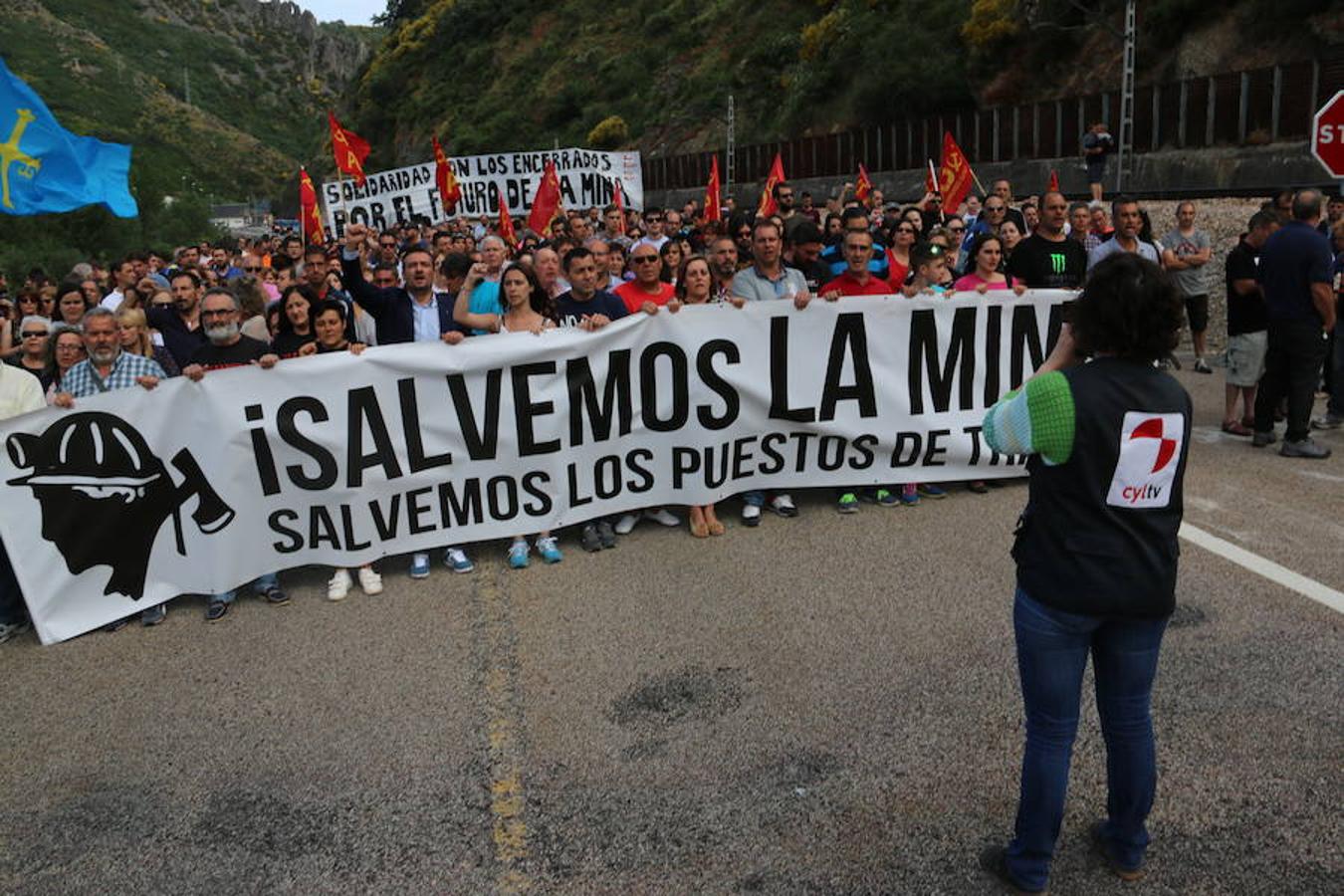 Ciñera sale a la carretera en defensa de la minería