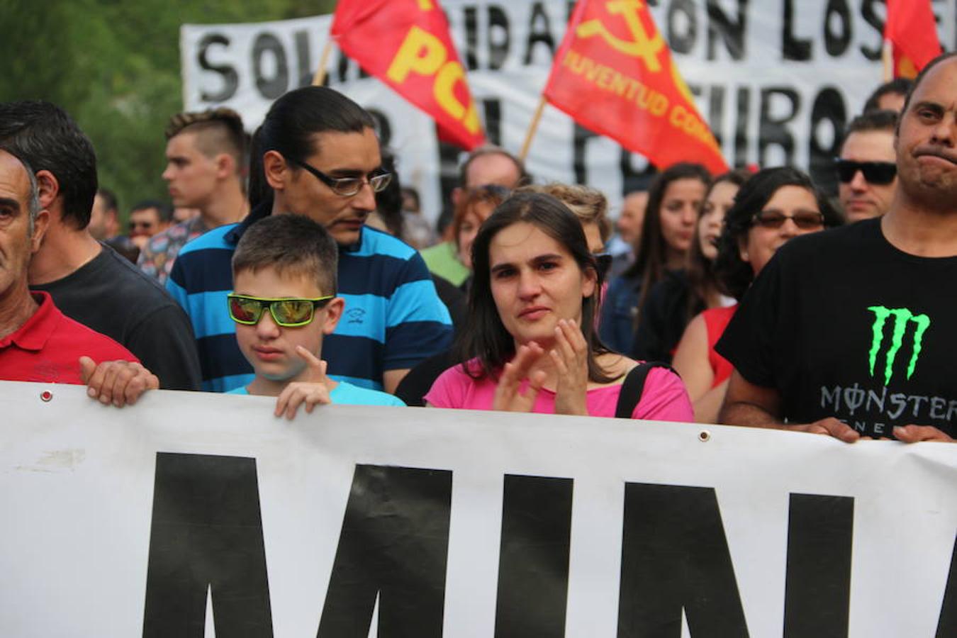 Ciñera sale a la carretera en defensa de la minería