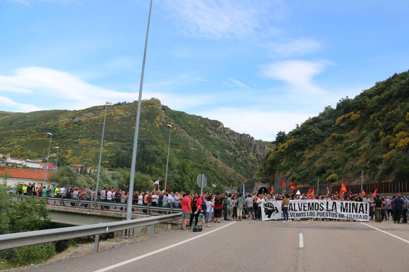 Ciñera sale a la carretera en defensa de la minería