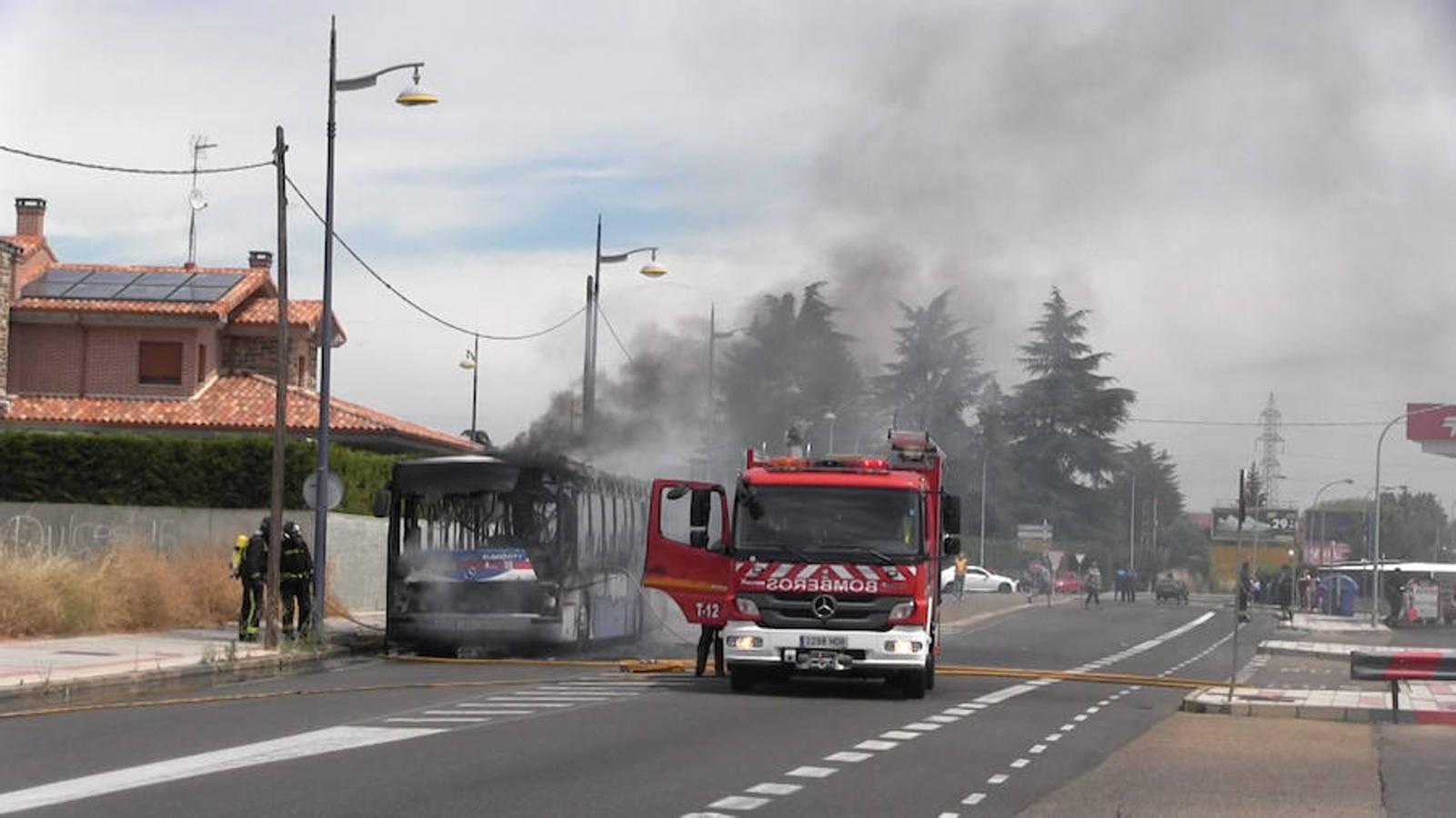 Arde un autobús urbano de León