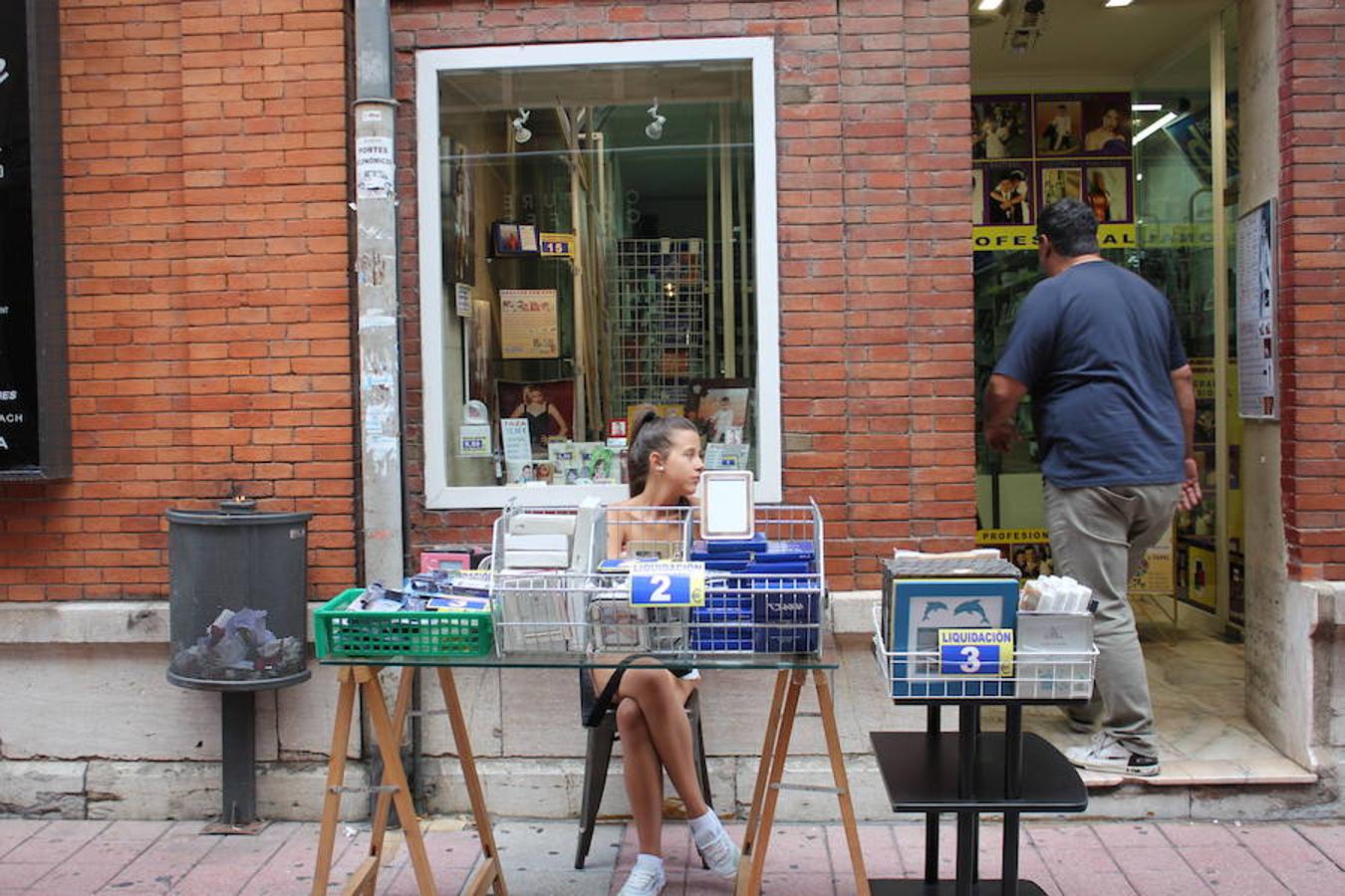 El comercio salta a la acera