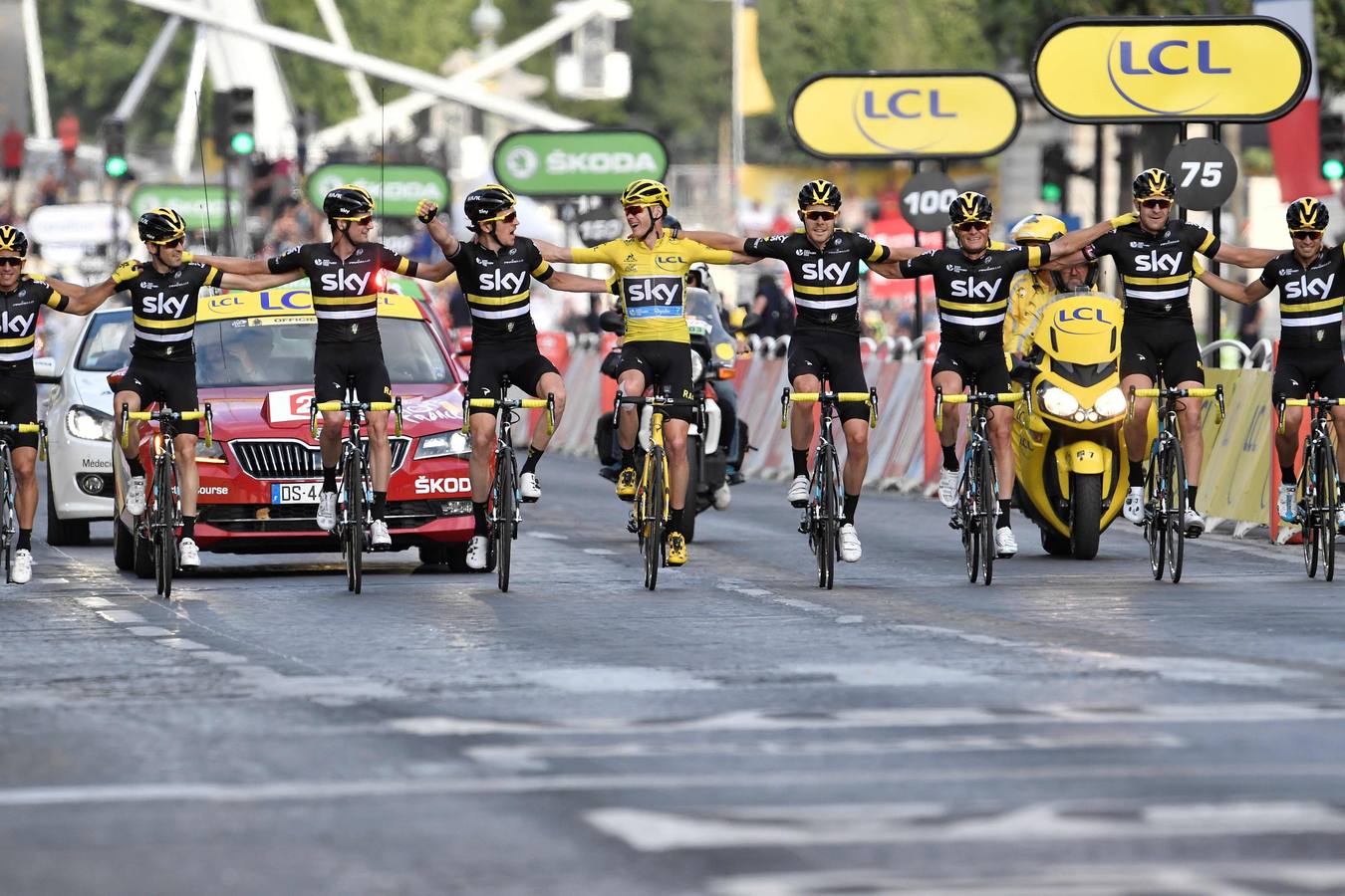 Froome celebra su tercer Tour de Francia en París