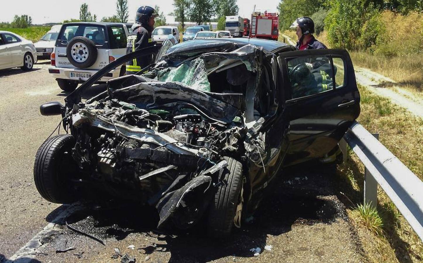 Un fallecido en una colisión entre un vehículo y un autobús