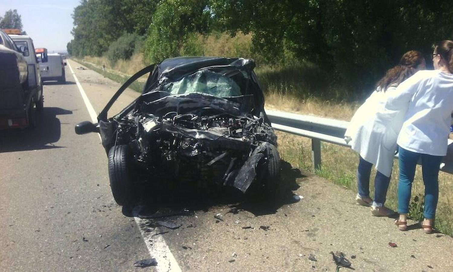 Un fallecido en una colisión entre un vehículo y un autobús