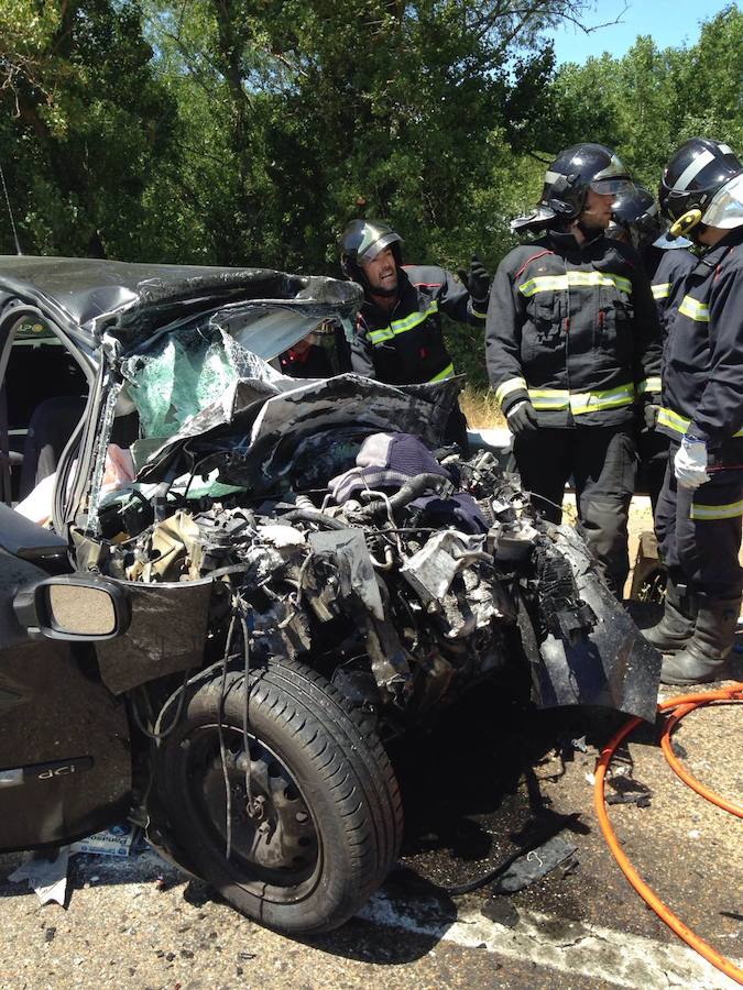 Un fallecido en una colisión entre un vehículo y un autobús