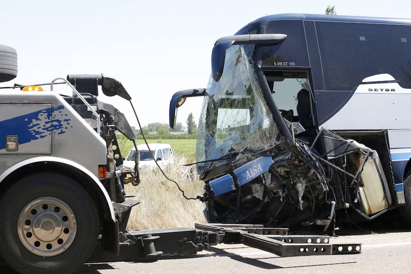 Un fallecido en una colisión entre un vehículo y un autobús