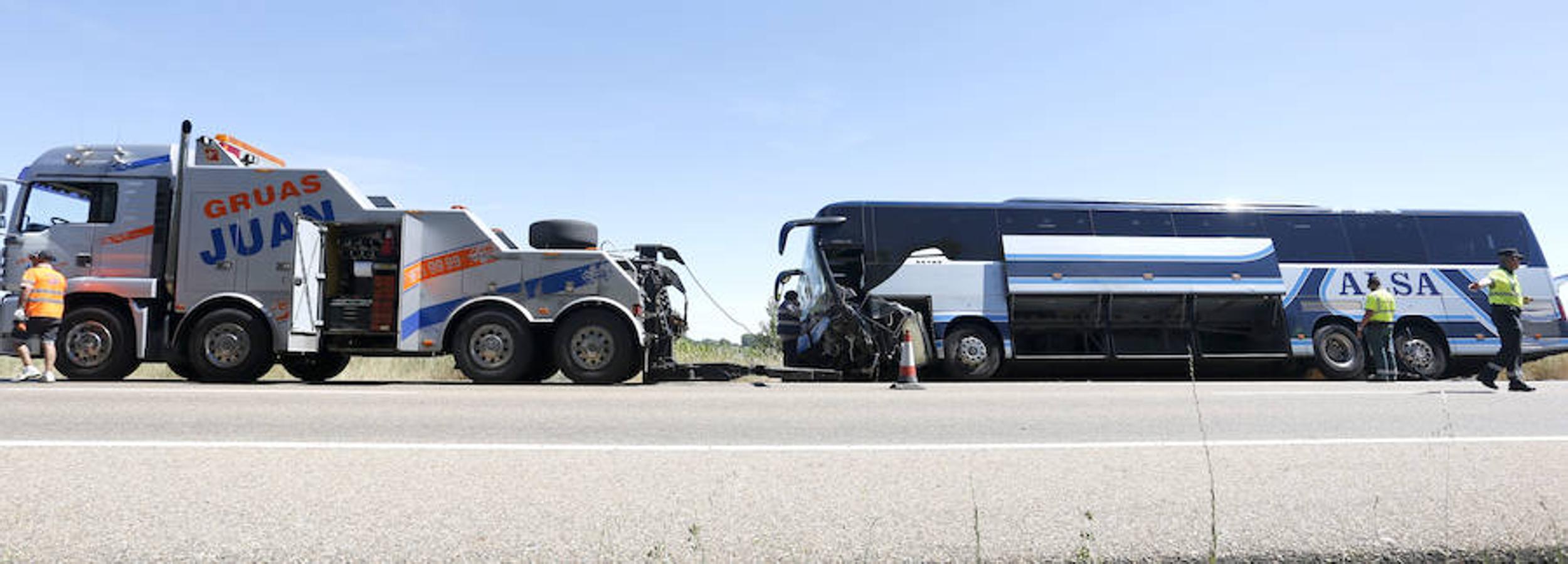 Un fallecido en una colisión entre un vehículo y un autobús